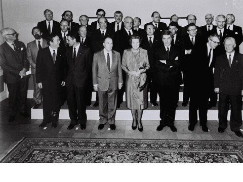 Trattato di Maastricht
                      7 febbraio 1992 Vista parziale della foto
                      ufficiale dei protagonisti Al centro la Regina
                      Beatrice dei Paesi Bassi