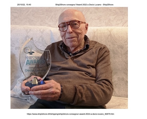 Decio Lucano riceve l'Award 2022 da
Ship2Shore