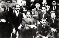 Gramsci al centro con Bordiga e altri
                            dirigenti