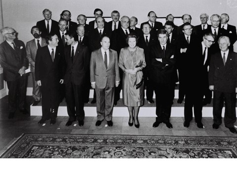 Trattato di Maastricht
                      7 febbraio 1992 Vista parziale della foto
                      ufficiale dei protagonisti Al centro la Regina
                      Beatrice dei Paesi Bassi